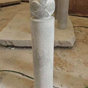 益阳 芝麻白花岗岩石材挡车石柱、停车柱、圆柱挡车柱、方柱挡车柱等