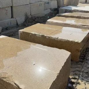 益阳 黄金麻方料堆场洗料分选中，原材料充足