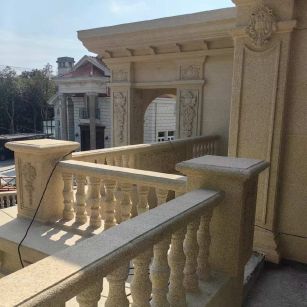 益阳 黄金麻别墅外墙干挂雕花配合阳台栏杆花瓶柱