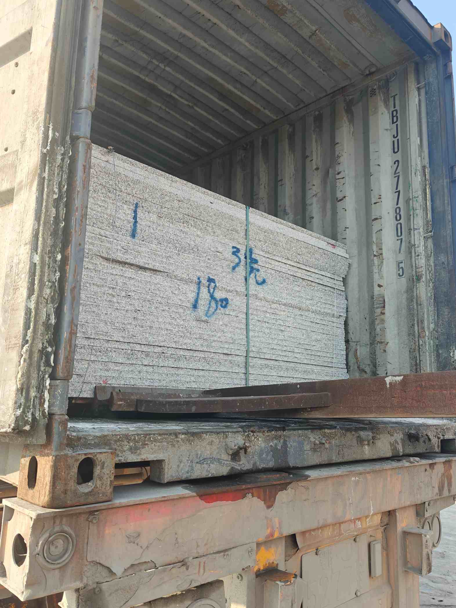 益阳 芝麻白花岗岩石材3.0公分光面毛板装柜出货