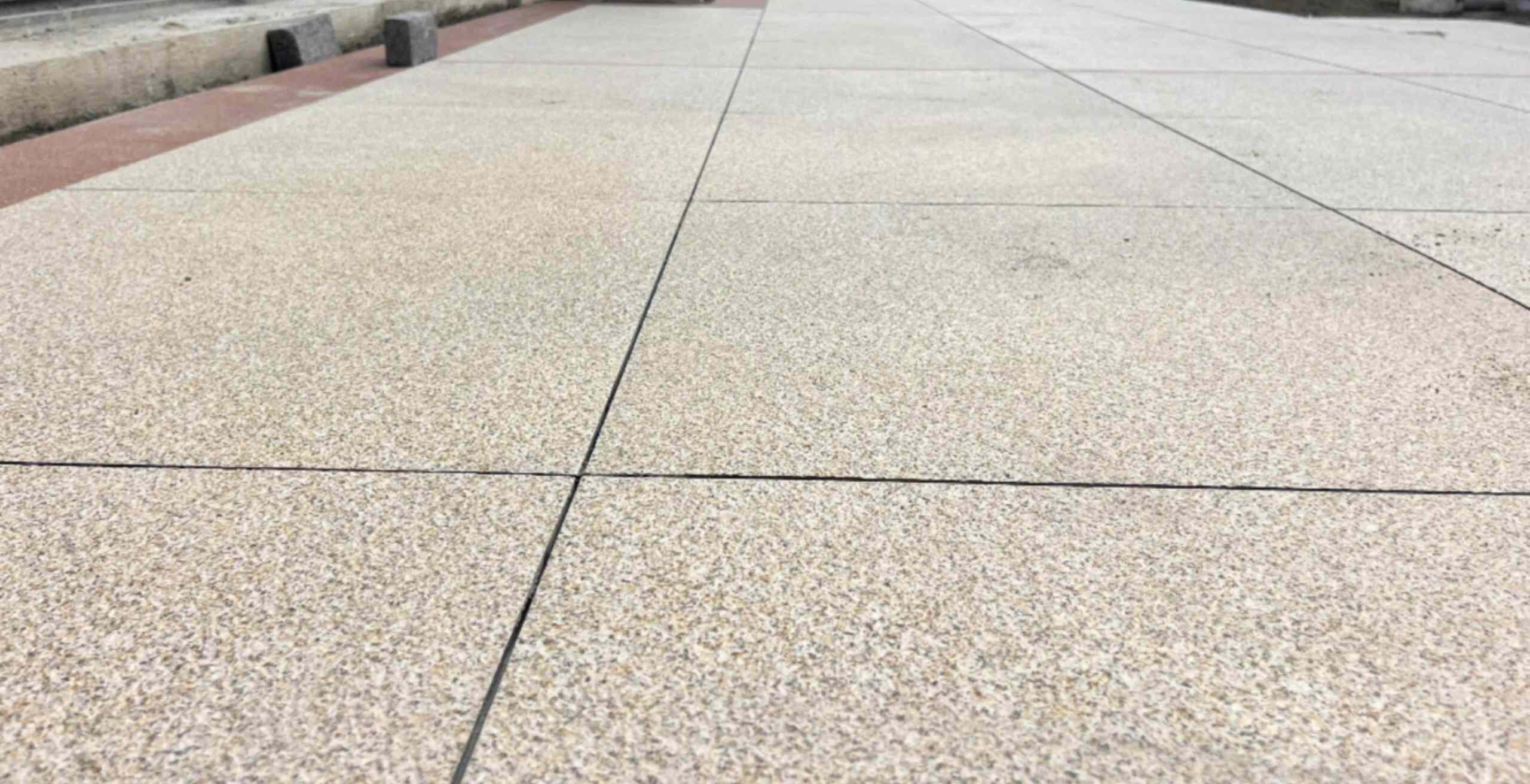 益阳 黄金麻花岗岩石板材荔枝面地面铺装效果