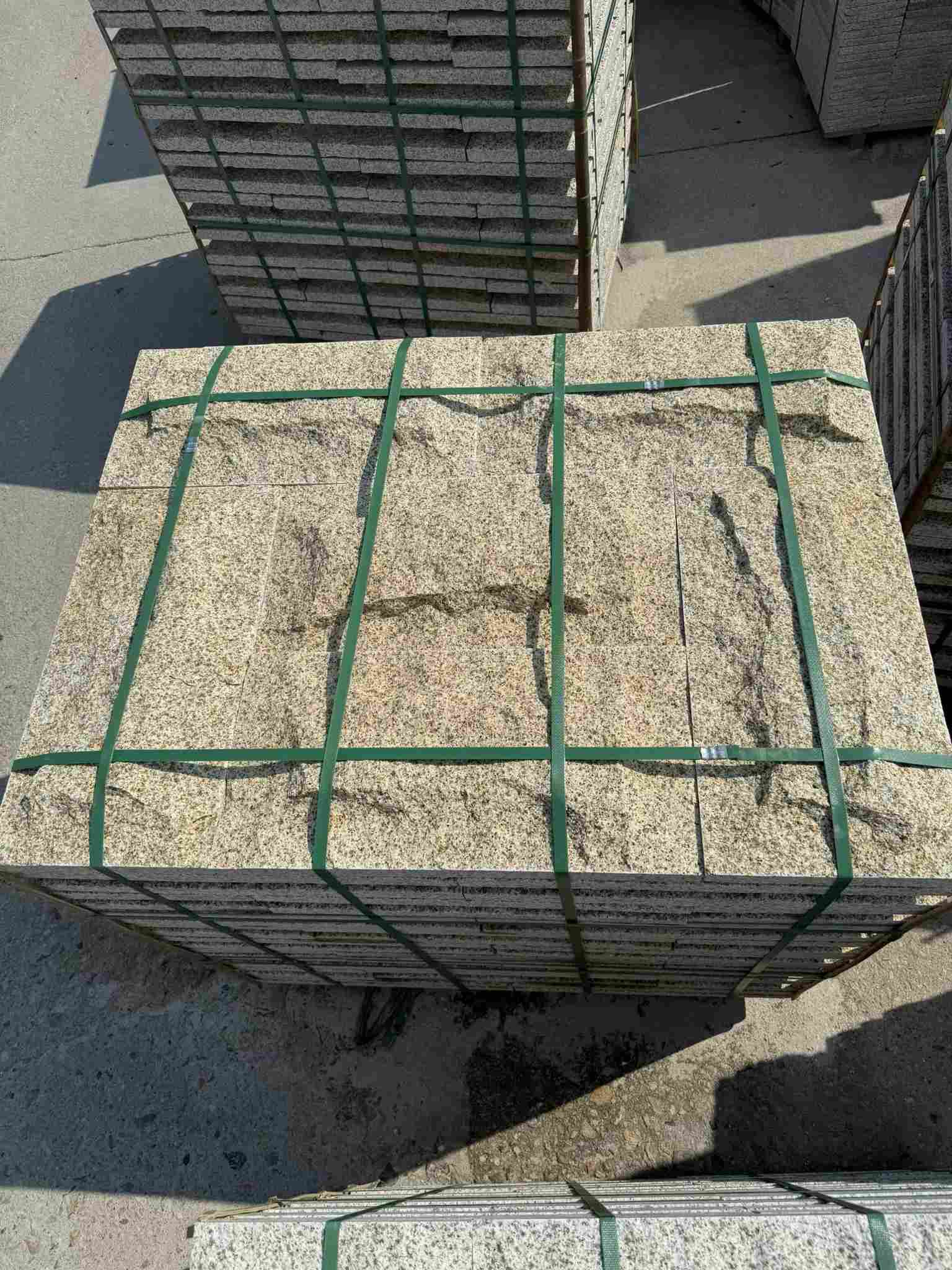 益阳 黄金麻花岗岩石材自然面蘑菇石成品