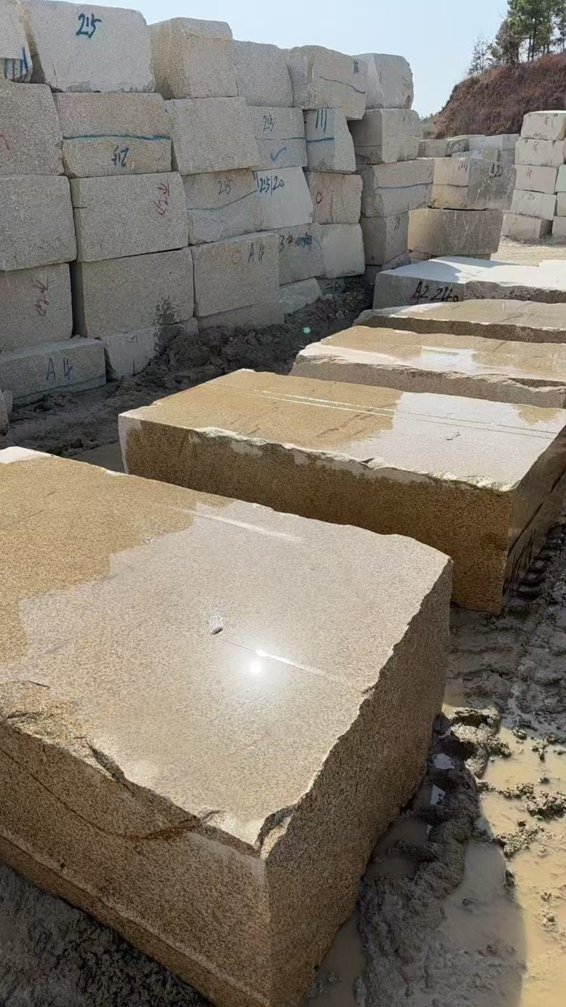 益阳 黄金麻方料堆场洗料分选中，原材料充足