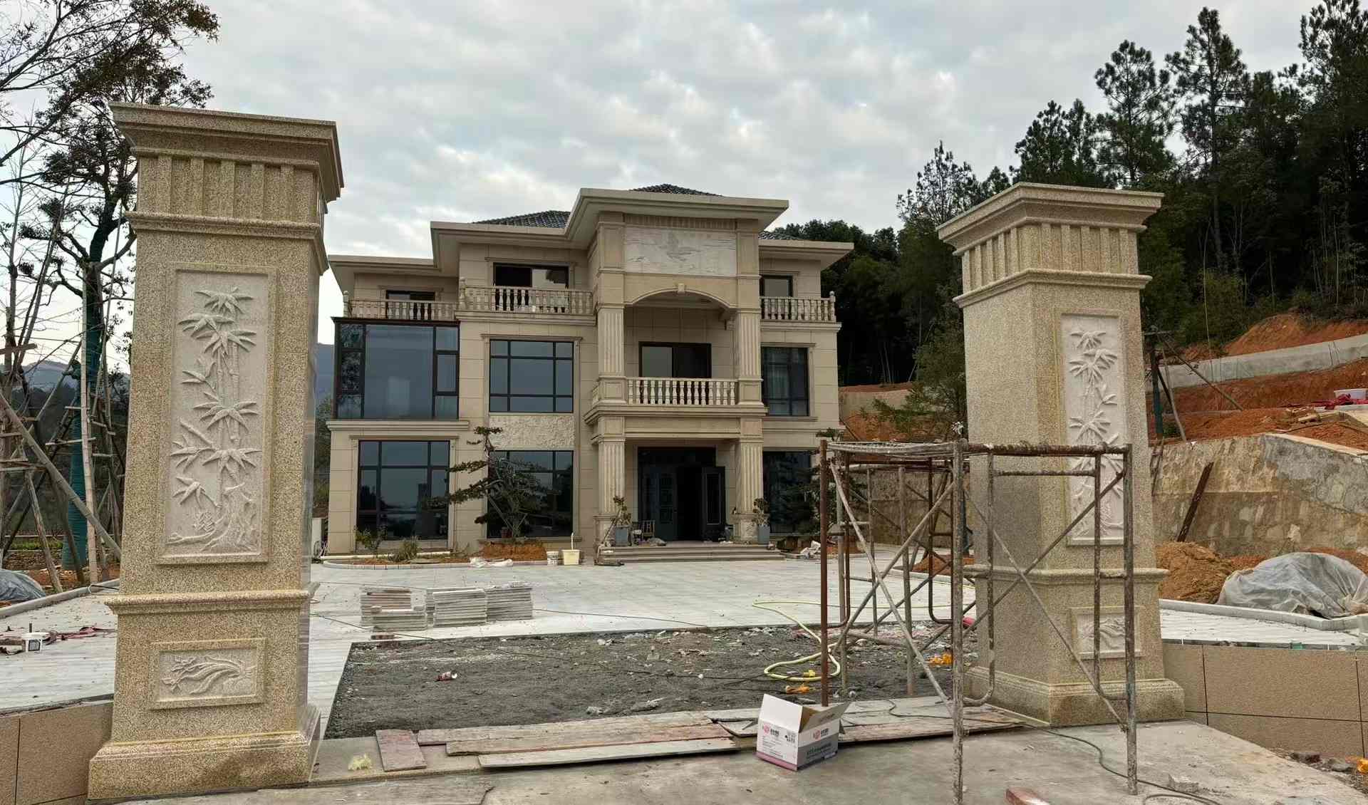 益阳 黄金麻花岗岩别墅雕花外墙干挂配上门口雕花罗马柱