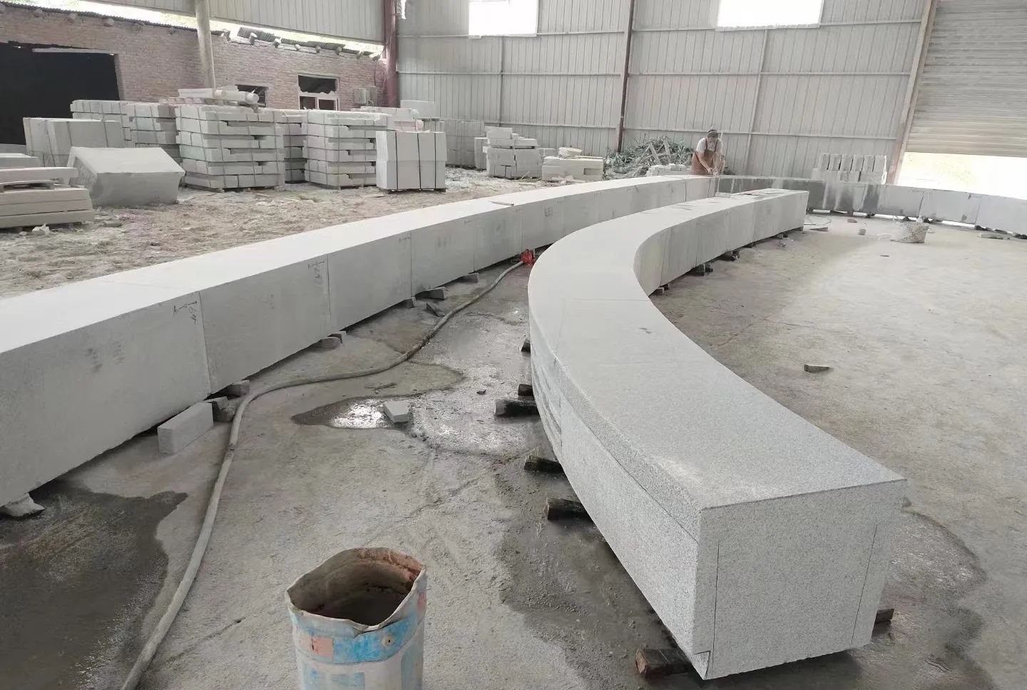 益阳芝麻白花岗岩石板材 园林光面弧形坐凳