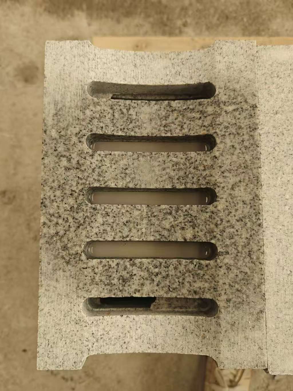 益阳 芝麻白拉丝面花岗岩U型开槽排水槽