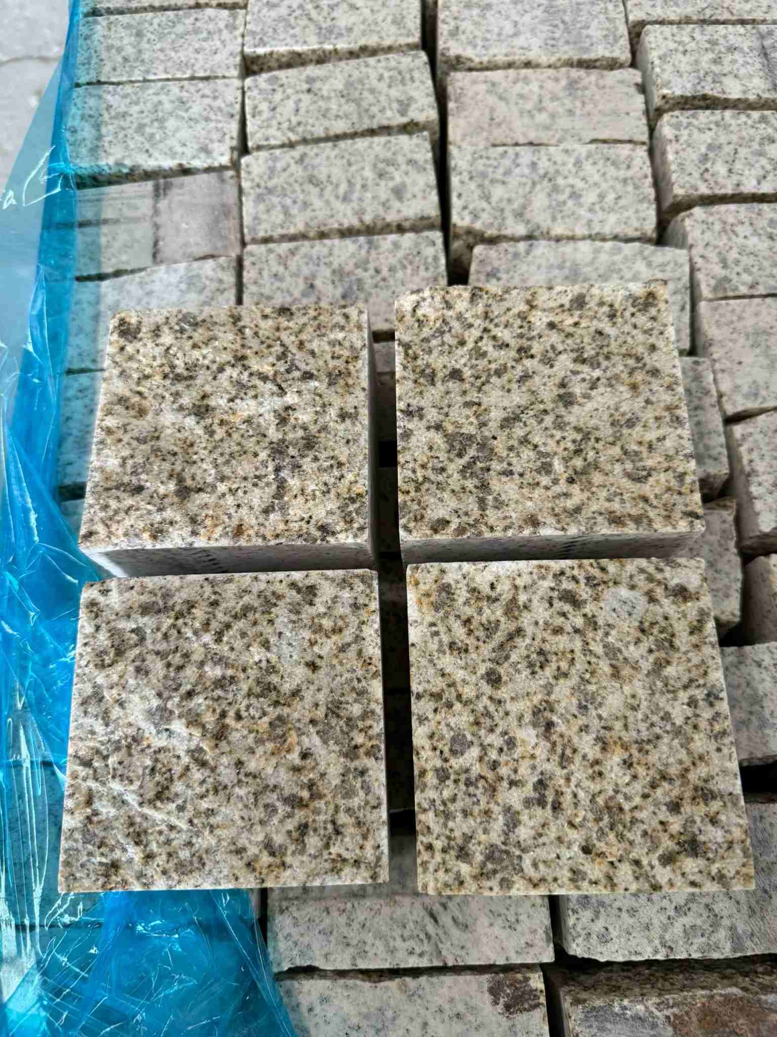 益阳 黄金麻花岗岩自然面小方块，弹石，马蹄石等