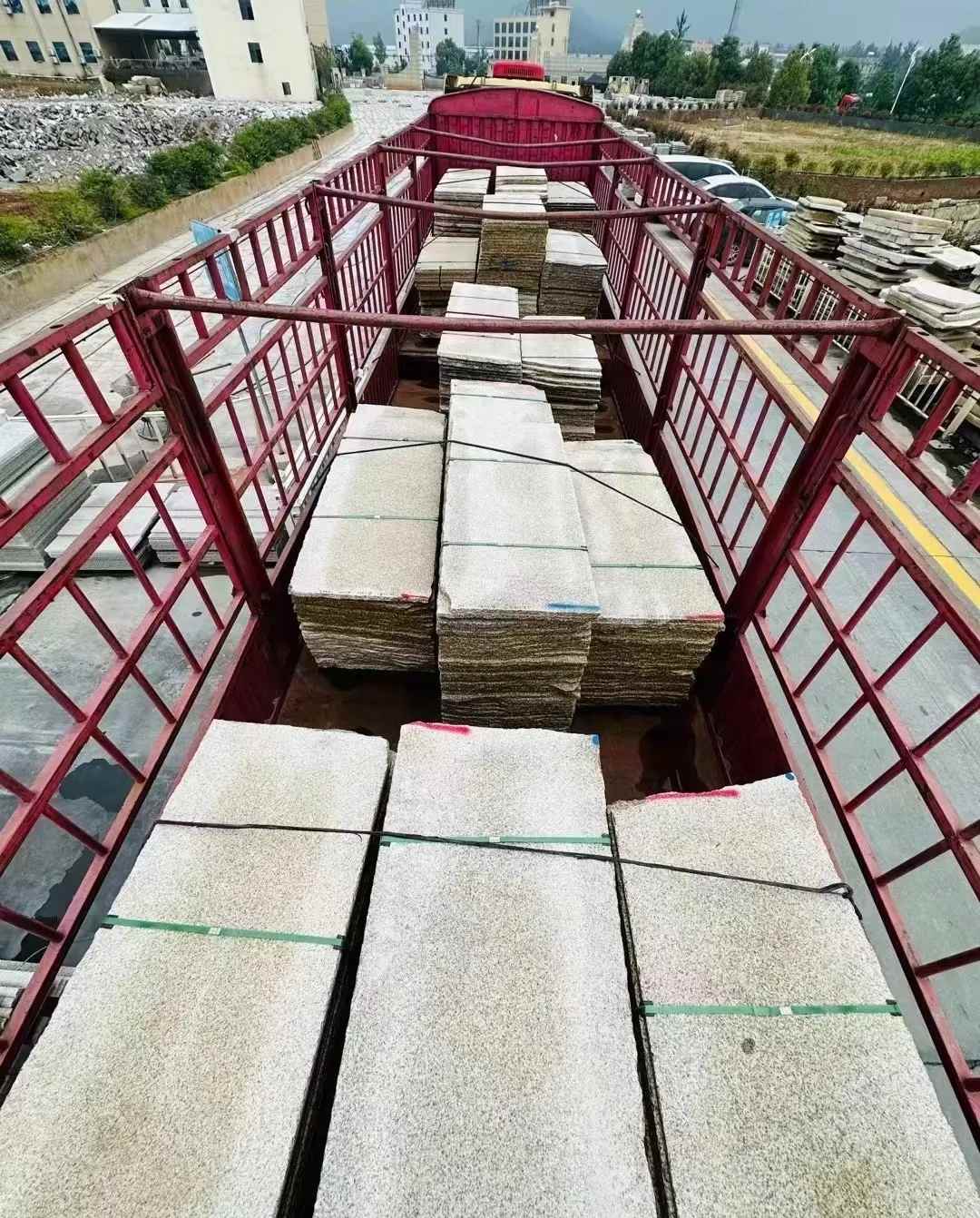 益阳 黄金麻花岗岩荔枝面，光面毛板装车完成