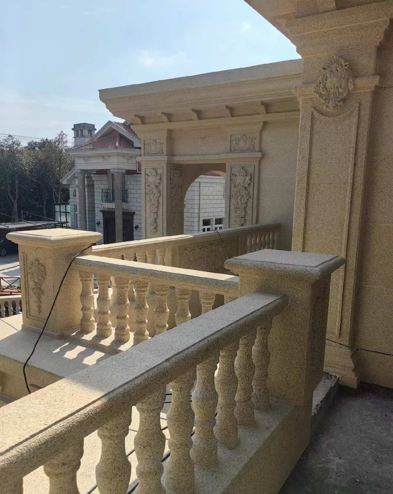 益阳 黄金麻别墅外墙干挂雕花配合阳台栏杆花瓶柱