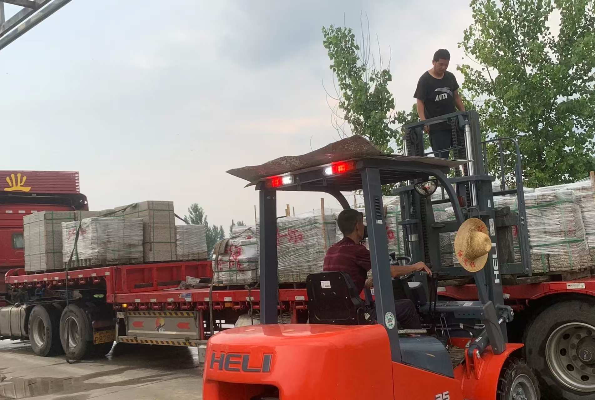 益阳 黄金麻冰裂纹，地铺石装车