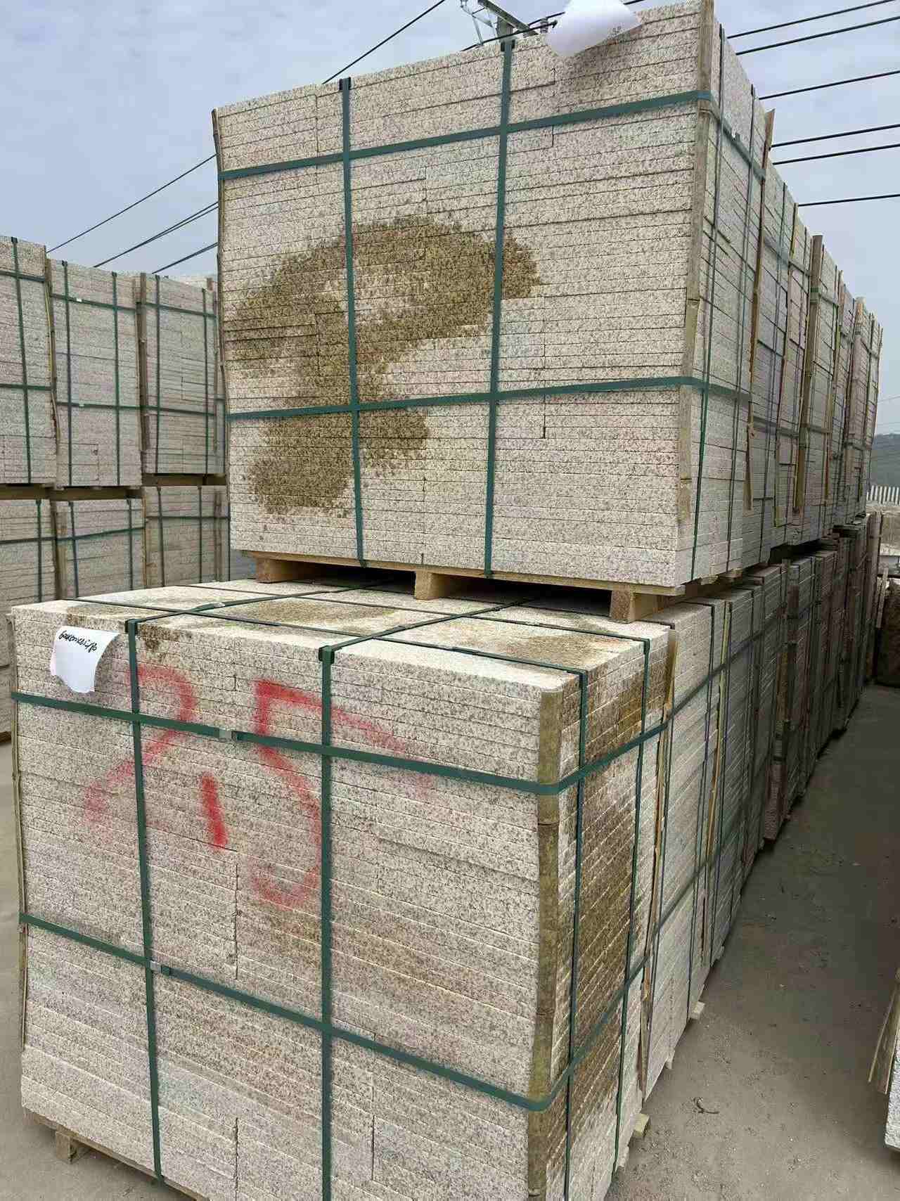 益阳 黄金麻花岗岩石材荔枝面地铺石2.5*300*600