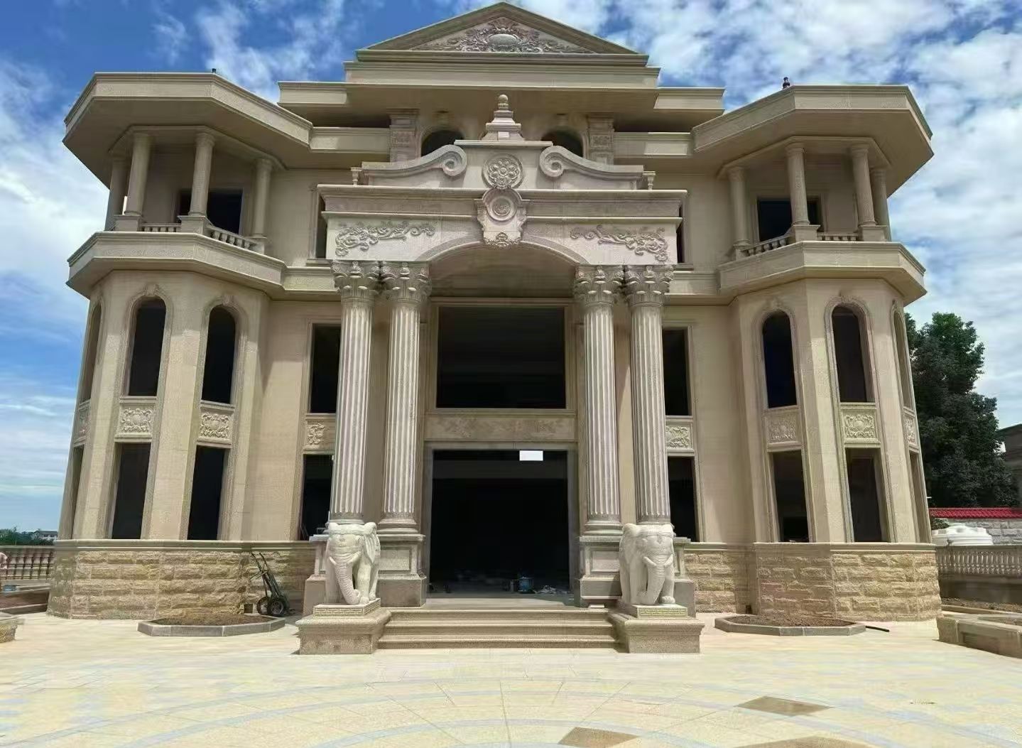 益阳 黄金麻别墅外墙干挂，大柱，大象，蘑菇石，雕花板